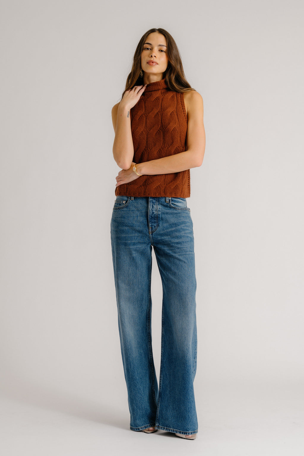 SALVIA SLEEVELESS CASHMERE CABLE TURTLENECK | MAHOGANY