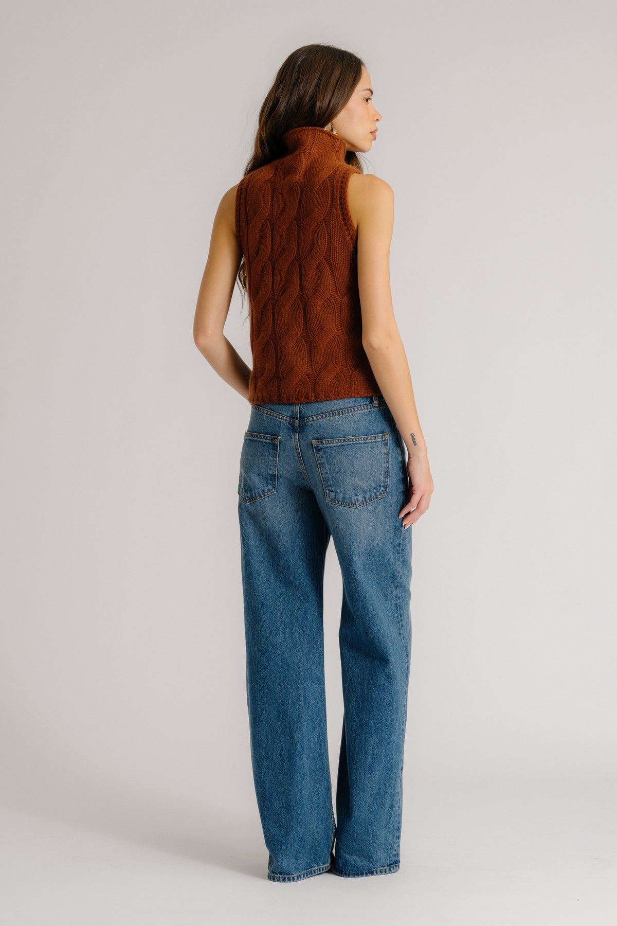 SALVIA SLEEVELESS CASHMERE CABLE TURTLENECK | MAHOGANY