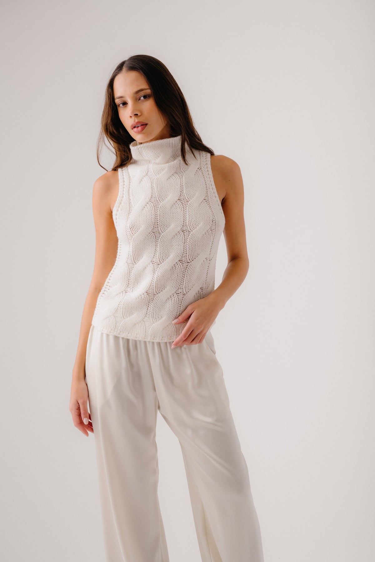 SALVIA SLEEVELESS CABLE TURTLENECK | GARDENIA